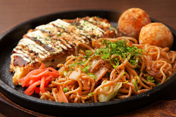 お好み焼き、焼きそば、たこ焼きセット