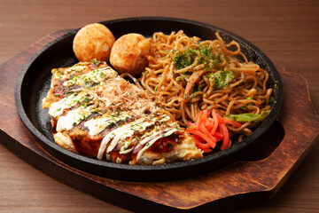 お好み焼き、焼きそば、たこ焼きセット