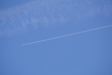 空と飛行機雲