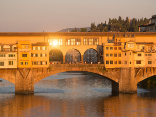 Obraz premium Italia, Toscana, Firenze. Il Ponte Vecchio al tramonto.