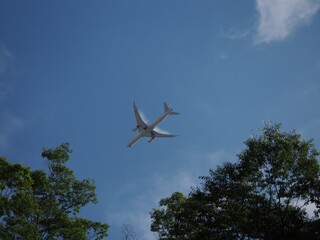 青空に飛ぶ飛行機
