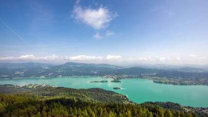 Fototapeta premium Ausblick über den mittleren Teild des Wörthersee in Kärnten, Österreich
