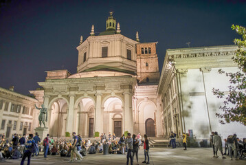 Naklejka premium MILAN, ITALY - SEPTEMBER 2015: Tourists and locals enjoy night life near San Lorenzo