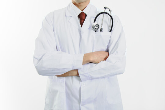 白衣を着た医師の正面のイメージ。