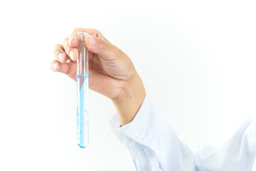 試験管を持つ手元のアップ。化学、実験のイメージ