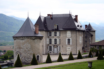Fototapeta na wymiar Small castle in the French Alps