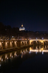 Fototapeta na wymiar Roma di notte con la cupola di San Pietro sullo sfondo