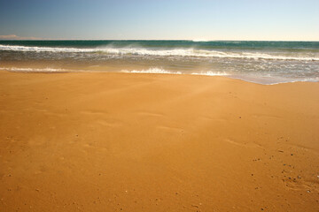 Playa de arena dorada en el Parque Regional de Calblanque. Cartagena, Murcia, España.