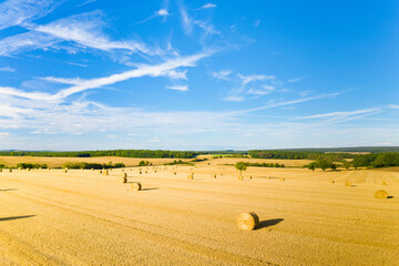 Cette photo a été prise vers Nevers, dans la Nièvre, en Bourgogne, en France, en été, en drone. Elle montre des champs de blé et des bottes de paille après la moisson.