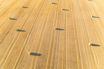Cette photo a &eacute;t&eacute; prise vers Nevers, dans la Ni&egrave;vre, en Bourgogne, en France, en &eacute;t&eacute;, en drone. Elle montre des champs de bl&eacute; et ses bottes de paille apr&egrave;s la moisson.