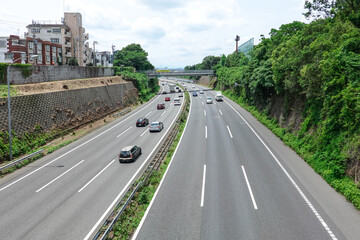 都心から離れる東名高速道路（下り方向）　　