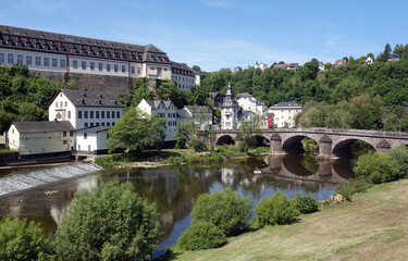Fototapeta premium Lahnbrücke und Schloss in Weilburg