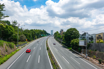 Fototapeta premium 都心に向かって伸びる東名高速道路（上り方向、起点付近） 
