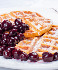 Waffeln mit Kirschen