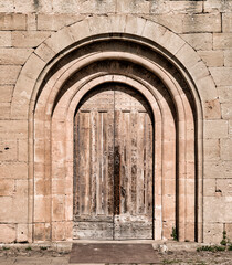 Porte latérale de l'église de Sylvanès, France