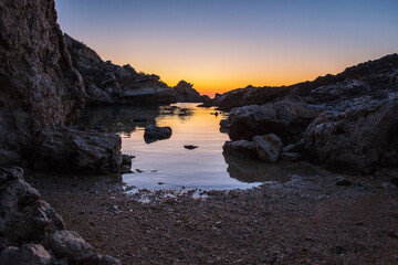 Fototapeta premium Colours of Slug's Bay at Dawn as the sea reflects the sky 