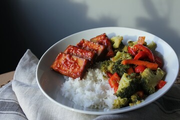 Asiatisches Gericht: Gemüse mit Tofu auf Reis