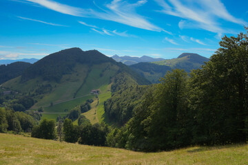 Ausblicke vom Vogelberg im Naturpark Thal im Schweizer Jura