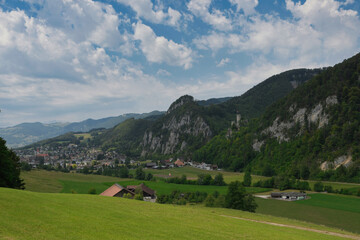 Fototapeta na wymiar Blick auf die Burgruine Neu-Falkenstein im Naturpark Thal in der Schweiz