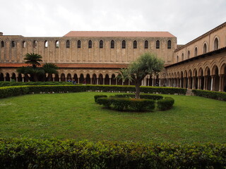 Obraz premium Sizilien, Italien, Monreale, Kleinstadt, Kathedrale Santa Maria Nuova, Kreuzgang, Brunnenhof, Fresken, Architektur, Gotteshaus, Sakralbau, Kirchenschiff, Deckengemälde, Bischofskirche, UNESCO, Weltkul