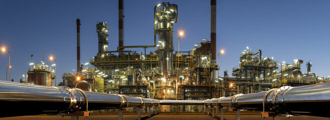 Fototapeta Pipelines leading to an oil refinery obraz