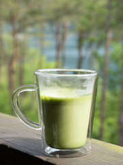 グリーンスムージー　Cold green smoothie with fresh spinach
