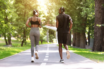 Obraz premium Widok Z Tyłu African American Para Jogging Na Zewnątrz W Porannym Parku