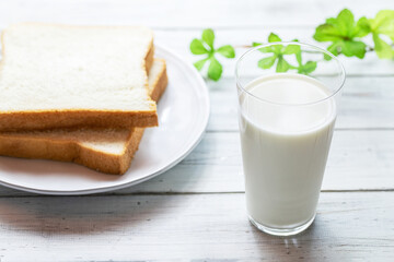 牛乳と食パン　朝食