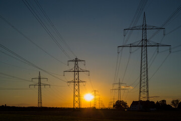 Starkstrommasten im Sonnenuntergang