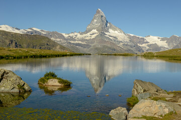 Naklejka premium Lake Stellisee and mount Matterhorn at Zermatt on the Swiss Alps