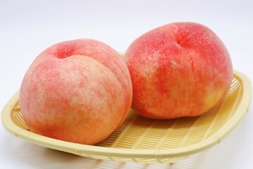 桃　カゴ入り
