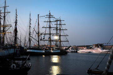 Fototapeta na wymiar Port w Gdyni o poranku