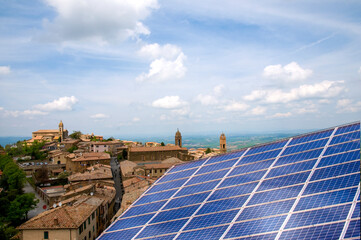 Pannello solare fotovoltaico nel borgo antico