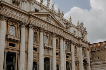 Fototapeta na wymiar Der Eingang der Peterskirche in Rom in Italien 