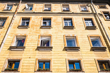 Obraz premium Old windows in an historic yellow house.