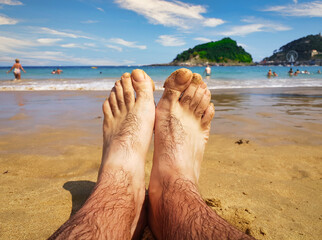 Fototapeta premium Pies en la playa de La Concha de San Sebastian