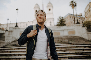 Mann steht lächelnd auf spanischer Treppe in Rom