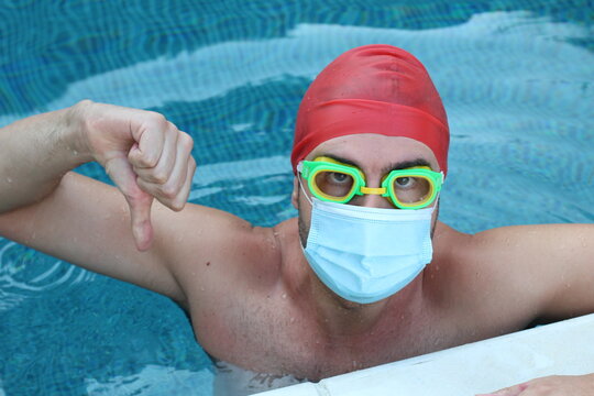 Uncomfortable swimmer training with surgical mask 