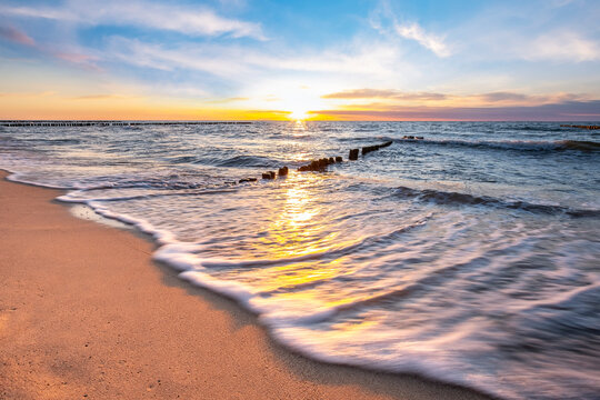 Fototapeta Zachód słońca nad morzem na plaży