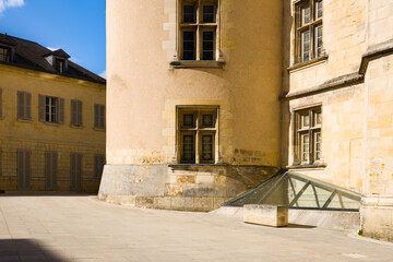 Fototapeta na wymiar Une tour du Palais Ducal, à Nevers, dans la Nièvre, en Bourgogne, en France et en été.