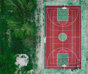 Widok z góry na boisko do koszykówki 