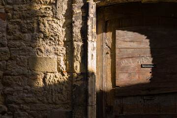 Un mur et une porte ancienne, à Nevers, dans la Nièvre, en Bourgogne, en France et en été.