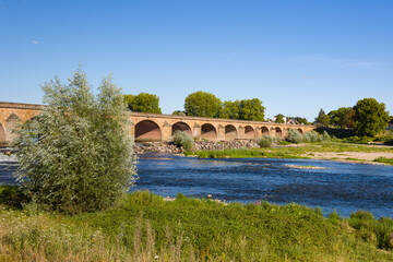 Fototapeta na wymiar Le pont de Loire, à Nevers, dans la Nièvre, en Bourgogne, en France et en été.