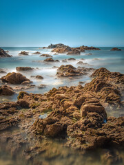 Fototapeta na wymiar Rocas en la playa azotadas por las olas