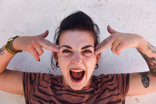 ragazza pazzia simpatica fuori di testa sguardo pazzo moderna tatuaggio piercing 