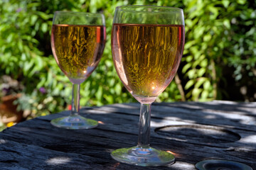 Verres de vin rosé sur une table en bois