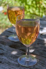 Verres de vin rosé sur une table en bois