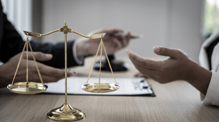 Lawyer is negotiating the case and negotiating with the client in the investigation room.