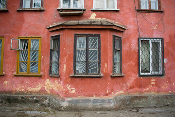 Fototapeta na wymiar Old red brick building near the road in town