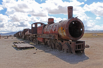 ボリビア　ウユニ　廃線の蒸気機関車　